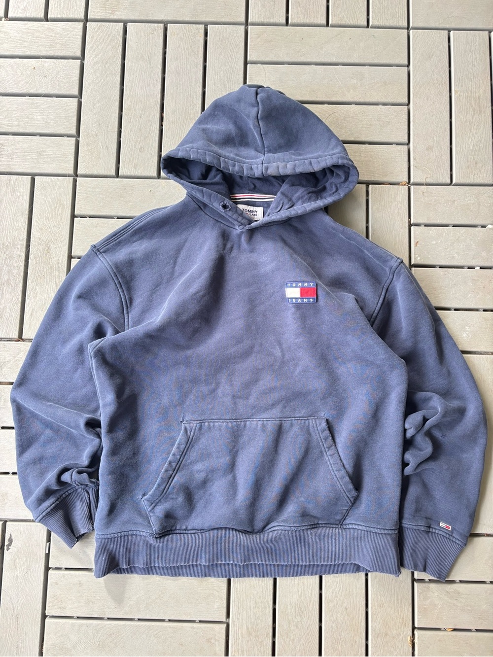 Tommy Jeans 1990s faded navy hooded pullover with flag logo